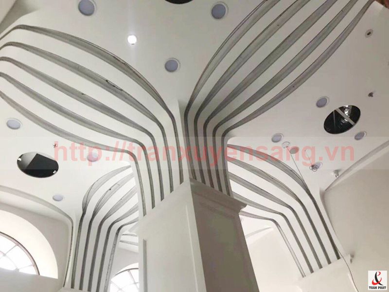 Thi công trần line sáng tại trung tâm thương mại Sài Gòn