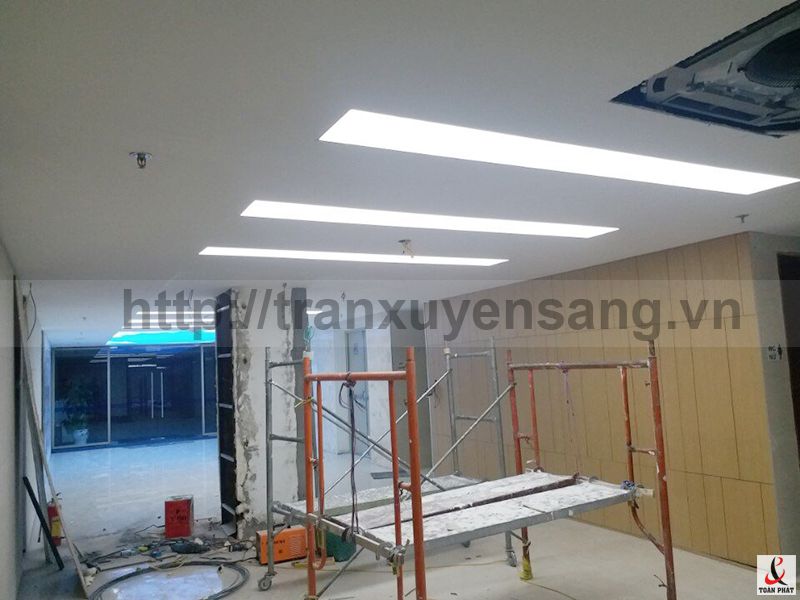 Thi công trần xuyên sáng tại số 25 Lý Thường Kiệt