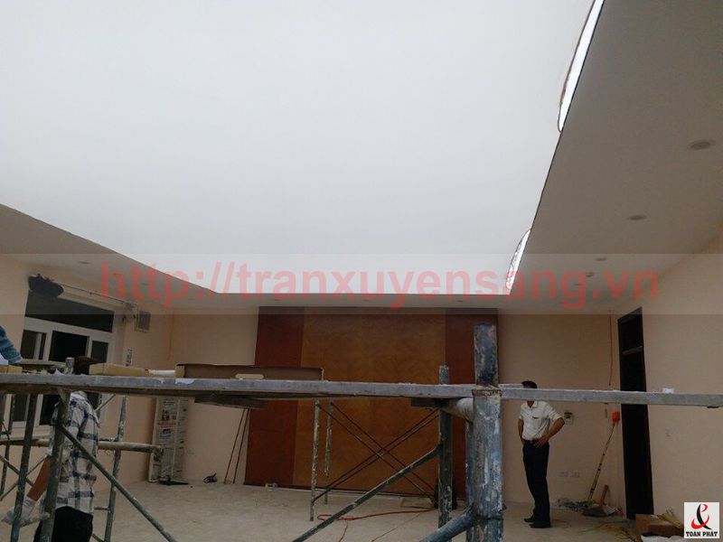 Thi công trần xuyên sáng tại Điện lực Bắc Kạn