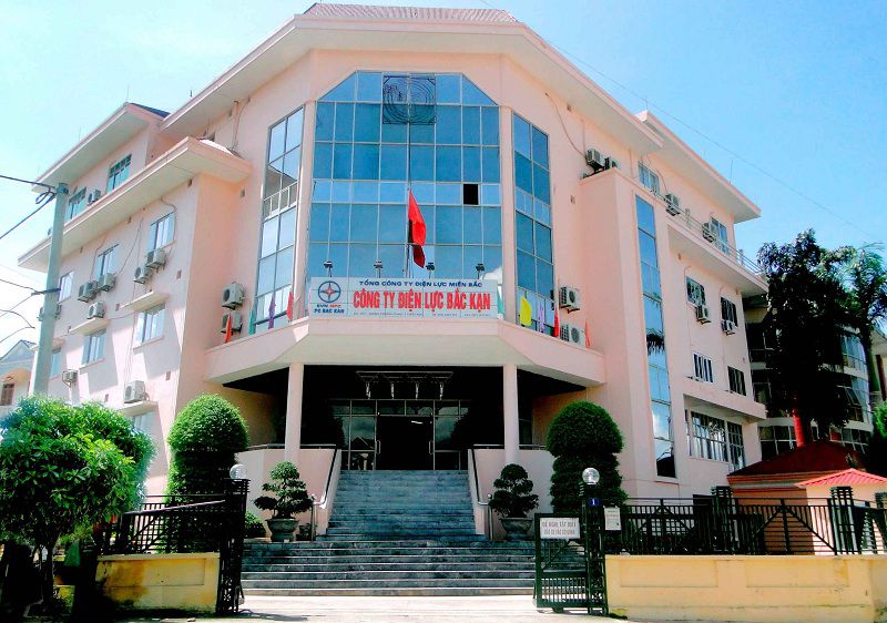 Thi công trần xuyên sáng tại Điện lực Bắc Kạn