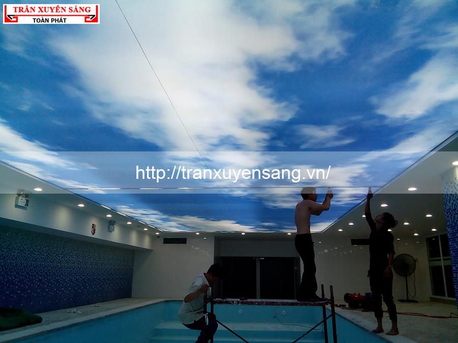 Không gian bể bơi trong nhà với trần bầu trời xanh