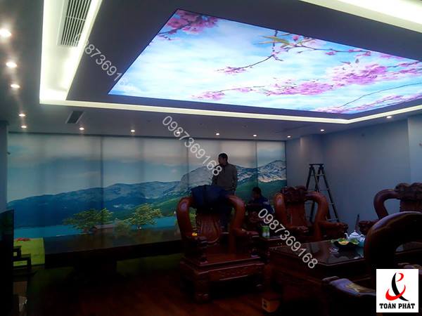 Trần xuyên sáng trong phòng khách nhà anh Minh Tâm