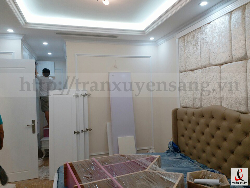 Chi tiết trần xuyên sáng trắng