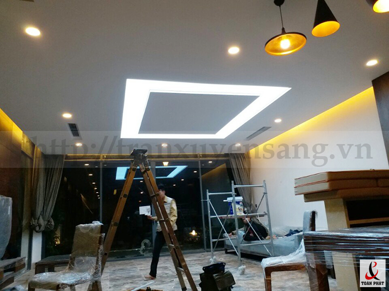 Bề mặt trần xuyên sáng trắng