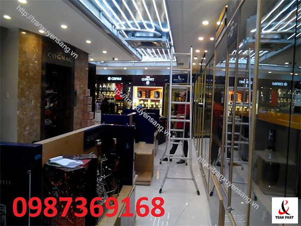 Thi công trần xuyên sáng cho kho rượu Ngọc Thanh