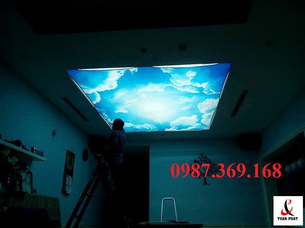 Công nhân Toàn Phát lắp đặt trần xuyên sáng