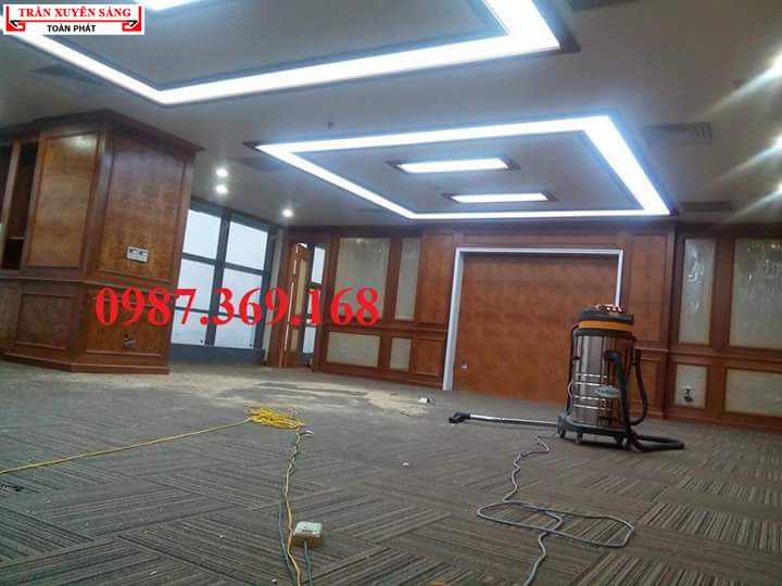 Chi tiết hệ trần xuyên sáng trong quá trình lắp đặt