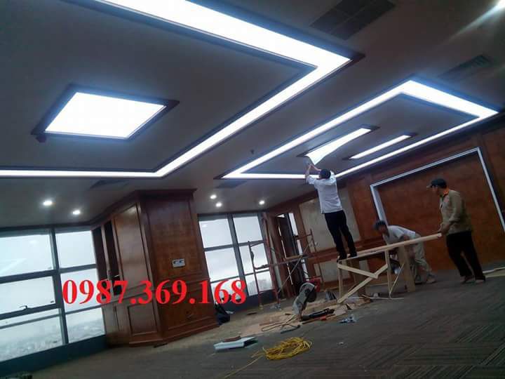 Công nhân hoàn thiện hệ trần xuyên sáng