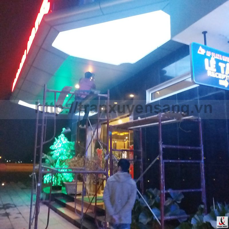 Thi công trần xuyên sáng tại khách sạn AP - Hòa Bình
