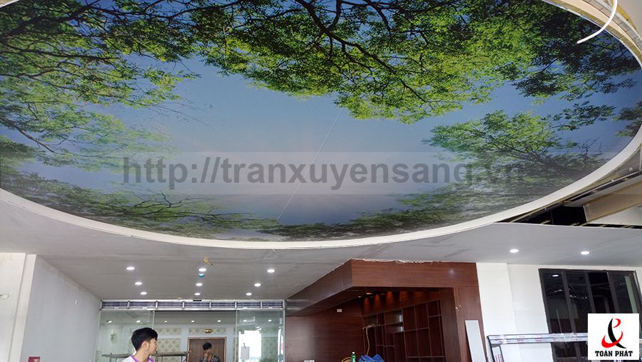 Khu vực sảnh với trần xuyên sáng bầu trời
