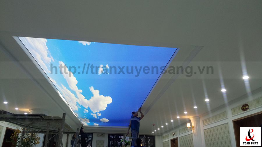 Góc nhìn trần xuyên sáng tại sảnh khách sạn