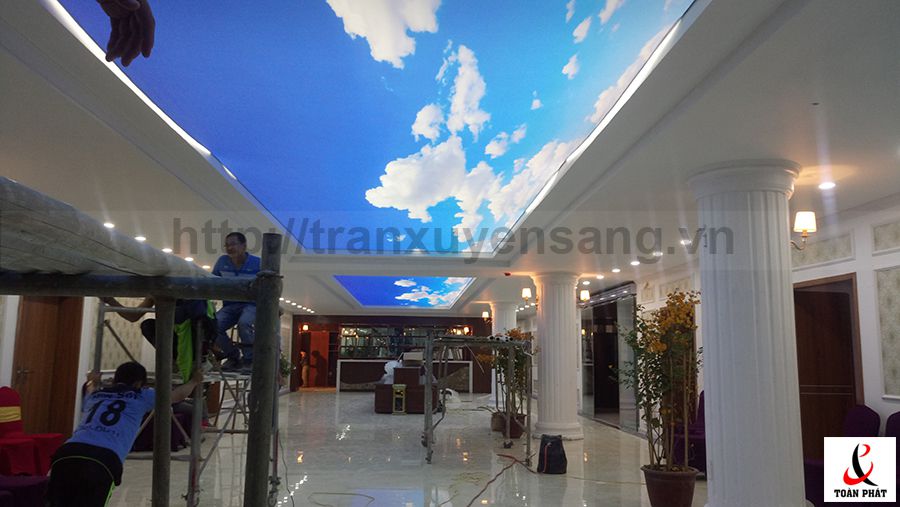 Khu vực khách sạn Phú Gia với trần bầu trời