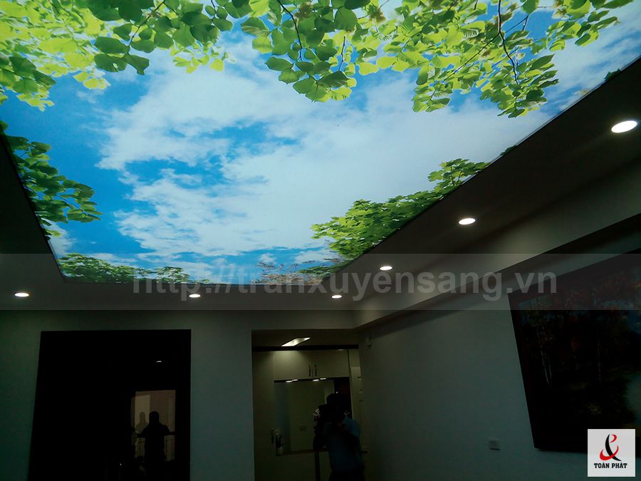 Trần xuyên sáng phòng khách gia đình anh Tú