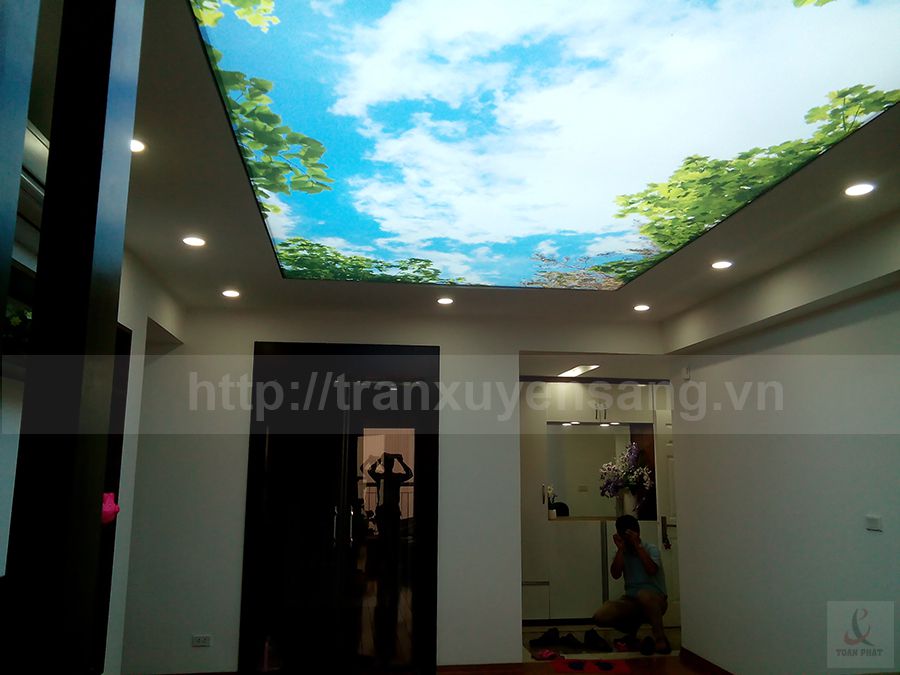 Không gian phòng khách rộng với trần xuyên sáng