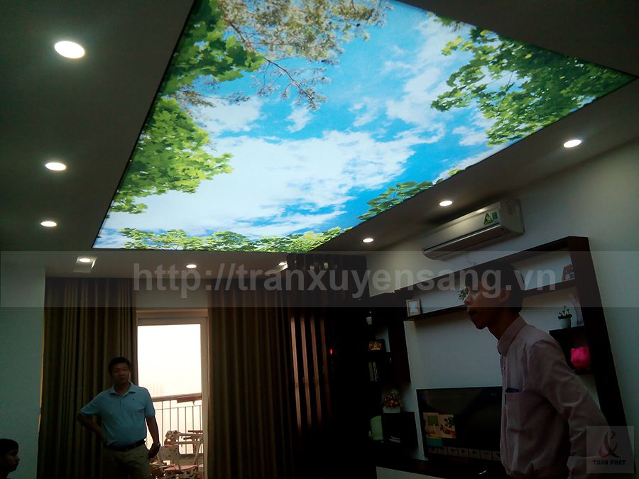 Gia chủ quan sát lại không gian phòng khách sau thi công