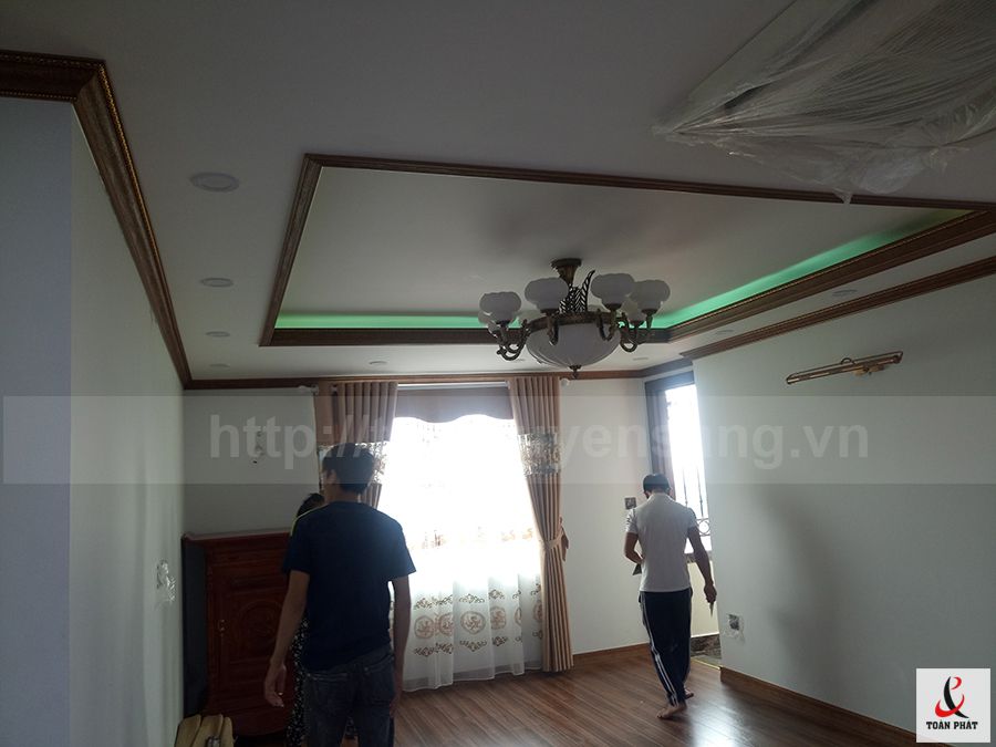 Công trình trần phòng khách xuyên sáng nhà anh Vinh