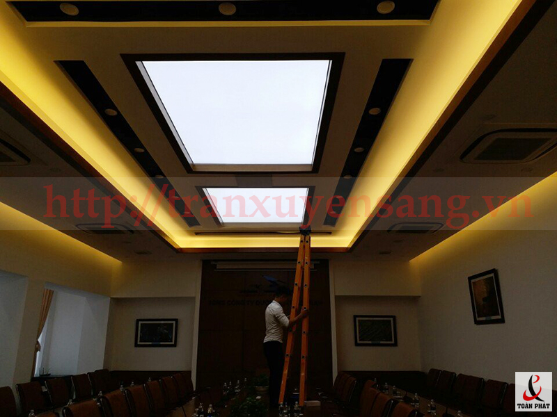 Hoàn thiện trần xuyên sáng tại phòng họp