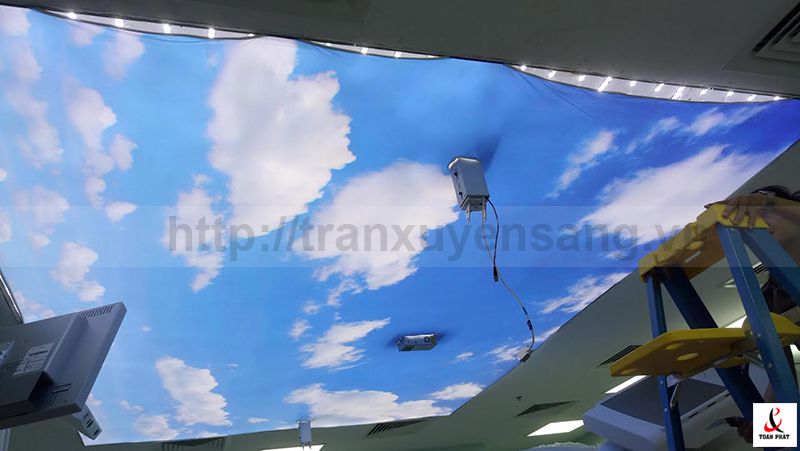 Nhân viên dùng bay chuyên dụng đưa tấm vào khung