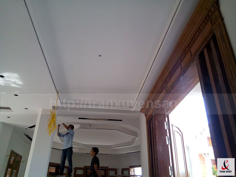Thiết kế khung và dây điện tại cửa ra vào