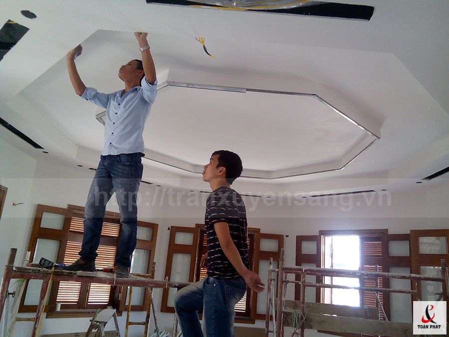 Lắp đặt khung xương trần xuyên sáng phòng khách