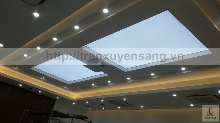 Góc nhìn thứ hai của trần xuyên sáng phòng họp