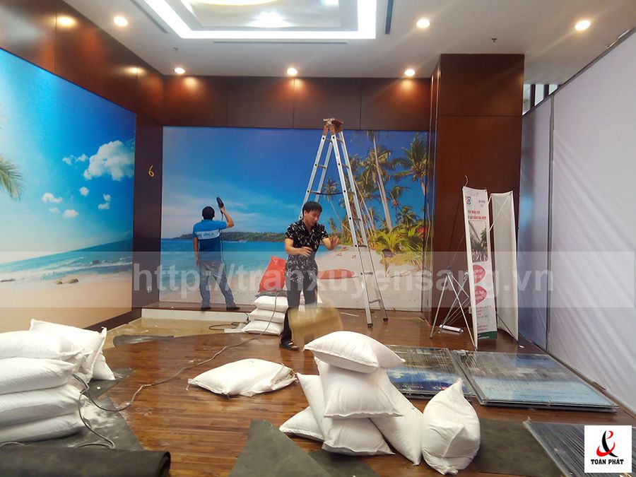 Không gian sảnh sáng hơn nhờ vách xuyên sáng