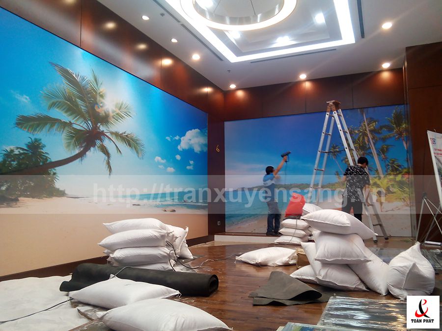 Hoàn thiện bức vách xuyên sáng phía bên phải